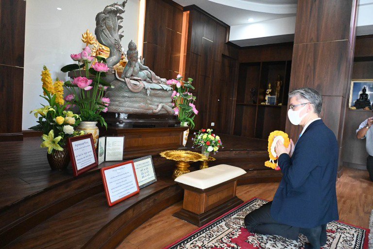 ฤกษ์งามยามดี!! ปลัดฯ ณัฐพล ก้าวเท้าเข้าห้องทำงาน พร้อมสักการะองค์พระนารายณ์พระภูมิ และสิ่งศักดิ์สิทธิ์ประจำกระทรวงอุตสาหกรรม