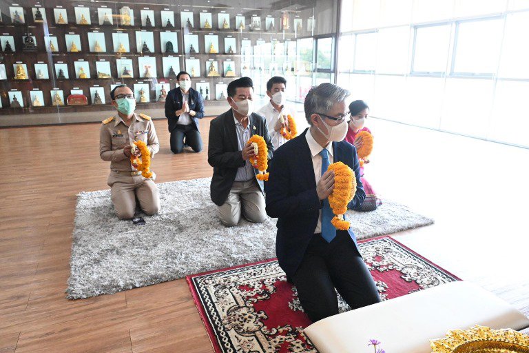 ฤกษ์งามยามดี!! ปลัดฯ ณัฐพล ก้าวเท้าเข้าห้องทำงาน พร้อมสักการะองค์พระนารายณ์พระภูมิ และสิ่งศักดิ์สิทธิ์ประจำกระทรวงอุตสาหกรรม