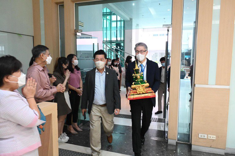ฤกษ์งามยามดี!! ปลัดฯ ณัฐพล ก้าวเท้าเข้าห้องทำงาน พร้อมสักการะองค์พระนารายณ์พระภูมิ และสิ่งศักดิ์สิทธิ์ประจำกระทรวงอุตสาหกรรม