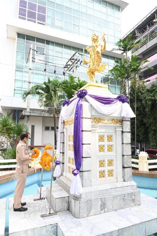 ฤกษ์งามยามดี!! ปลัดฯ ณัฐพล ก้าวเท้าเข้าห้องทำงาน พร้อมสักการะองค์พระนารายณ์พระภูมิ และสิ่งศักดิ์สิทธิ์ประจำกระทรวงอุตสาหกรรม