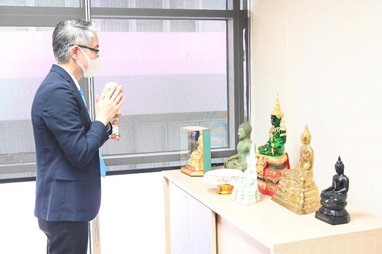 ฤกษ์งามยามดี!! ปลัดฯ ณัฐพล ก้าวเท้าเข้าห้องทำงาน พร้อมสักการะองค์พระนารายณ์พระภูมิ และสิ่งศักดิ์สิทธิ์ประจำกระทรวงอุตสาหกรรม