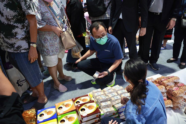 อธิบดีใบน้อย ลุยให้กำลังใจผู้ประกอบการกว่า 1,200 ร้านค้าในงานอุตสาหกรรมแฟร์ 