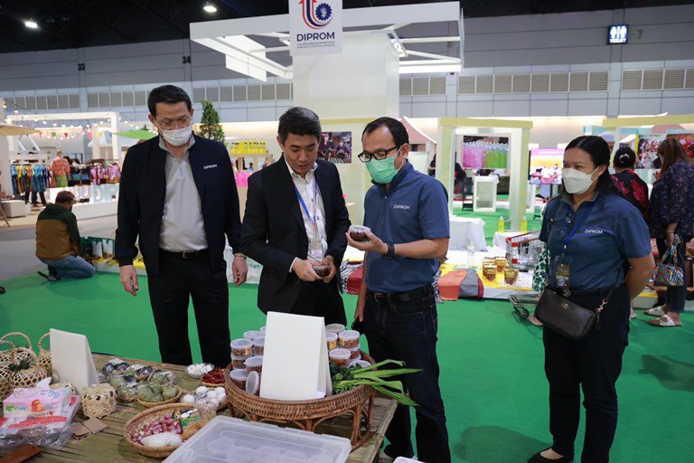 อธิบดีใบน้อย ลุยให้กำลังใจผู้ประกอบการกว่า 1,200 ร้านค้าในงานอุตสาหกรรมแฟร์ 