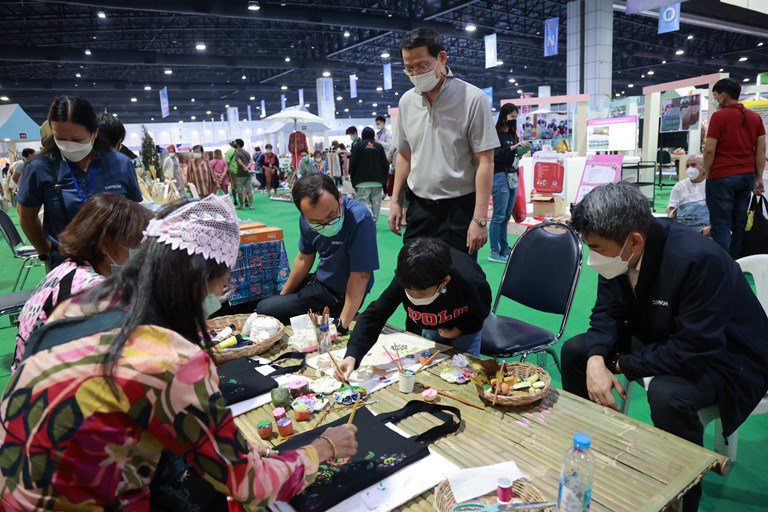 อธิบดีใบน้อย ลุยให้กำลังใจผู้ประกอบการกว่า 1,200 ร้านค้าในงานอุตสาหกรรมแฟร์ 