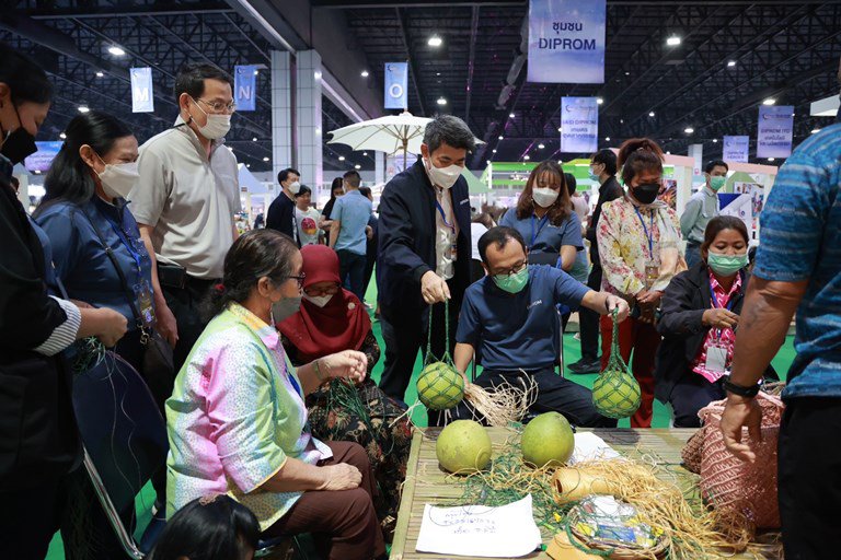 อธิบดีใบน้อย ลุยให้กำลังใจผู้ประกอบการกว่า 1,200 ร้านค้าในงานอุตสาหกรรมแฟร์ 