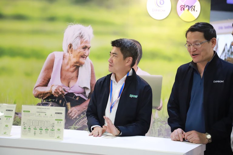 "อธิบดีใบน้อย" เยี่ยมชมสินค้าและนิทรรศการในงานอุตสาหกรรมแฟร์ พร้อมพบปะร้านค้ากว่า 1,200 ร้านค้า