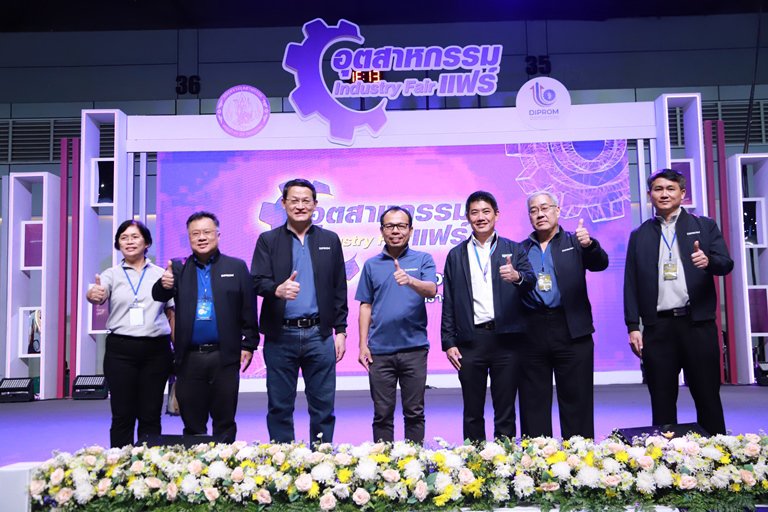 "อธิบดีใบน้อย" เยี่ยมชมสินค้าและนิทรรศการในงานอุตสาหกรรมแฟร์ พร้อมพบปะร้านค้ากว่า 1,200 ร้านค้า
