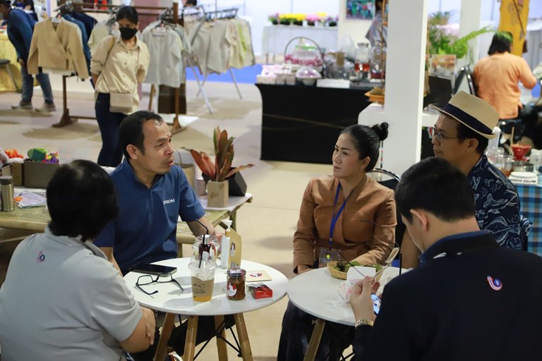 "อธิบดีใบน้อย" เยี่ยมชมสินค้าและนิทรรศการในงานอุตสาหกรรมแฟร์ พร้อมพบปะร้านค้ากว่า 1,200 ร้านค้า