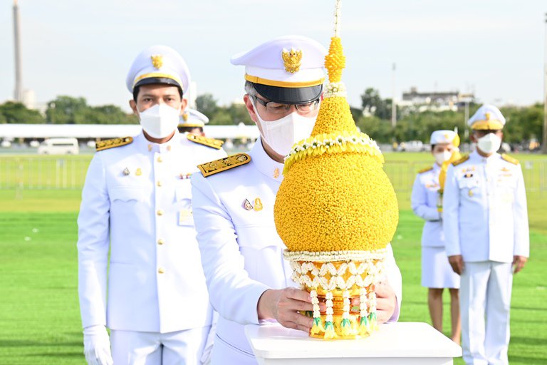 ปลัด ก.อุตฯ ร่วมทำบุญตักบาตรวันพ่อแห่งชาติ ถวายเป็นพระราชกุศล
