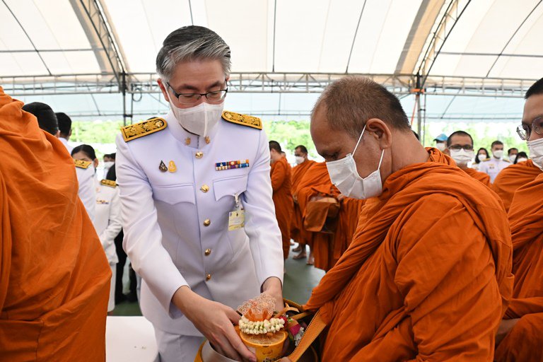 ปลัด ก.อุตฯ ร่วมทำบุญตักบาตรวันพ่อแห่งชาติ ถวายเป็นพระราชกุศล