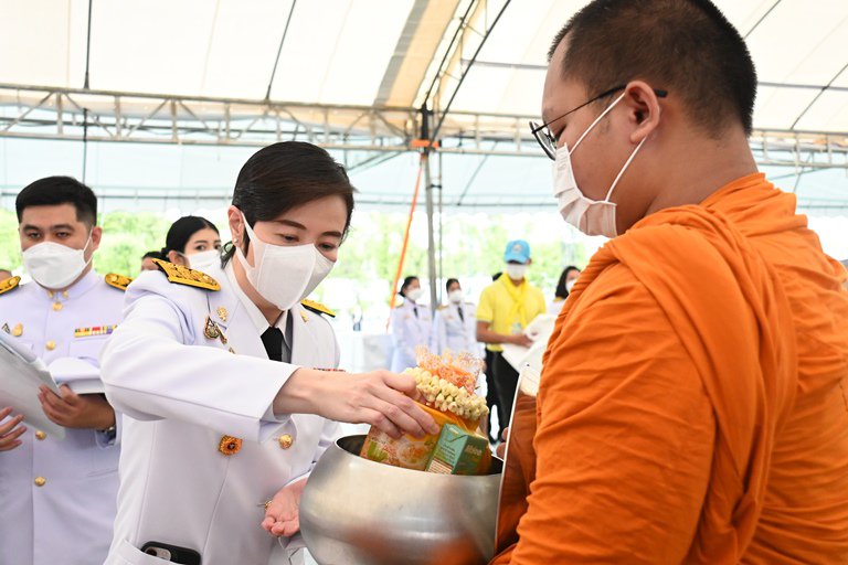 ปลัด ก.อุตฯ ร่วมทำบุญตักบาตรวันพ่อแห่งชาติ ถวายเป็นพระราชกุศล