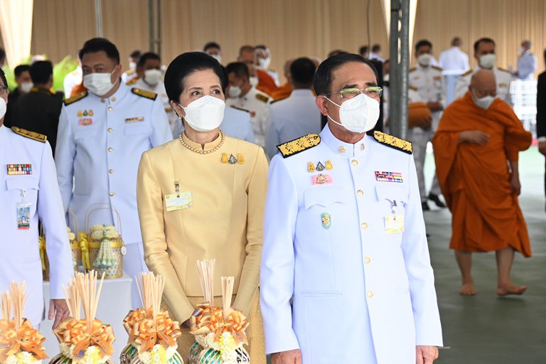 ปลัด ก.อุตฯ ร่วมทำบุญตักบาตรวันพ่อแห่งชาติ ถวายเป็นพระราชกุศล