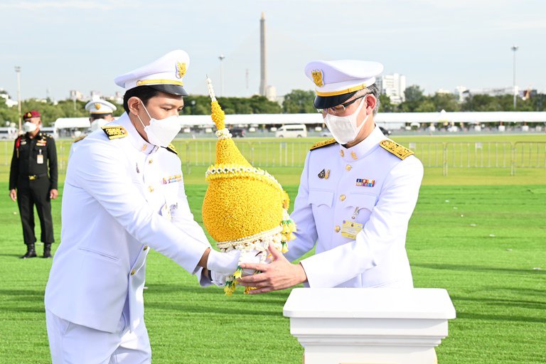 ปลัด ก.อุตฯ ร่วมทำบุญตักบาตรวันพ่อแห่งชาติ ถวายเป็นพระราชกุศล