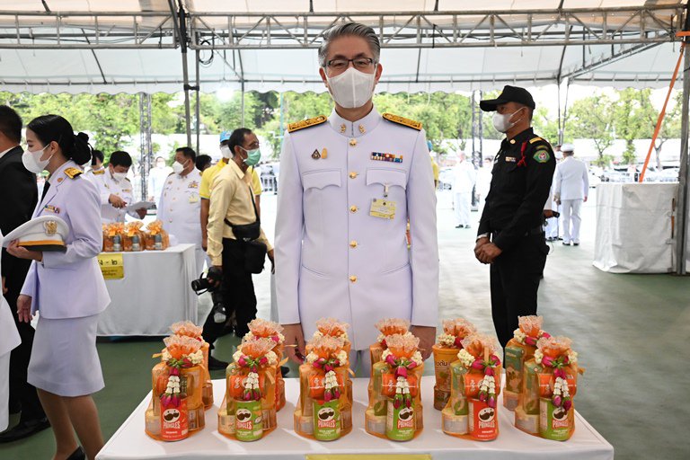 ปลัด ก.อุตฯ ร่วมทำบุญตักบาตรวันพ่อแห่งชาติ ถวายเป็นพระราชกุศล