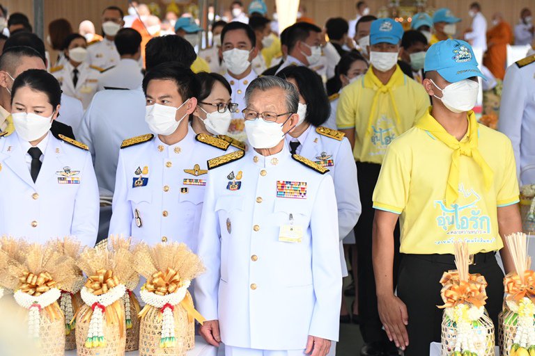 ปลัด ก.อุตฯ ร่วมทำบุญตักบาตรวันพ่อแห่งชาติ ถวายเป็นพระราชกุศล