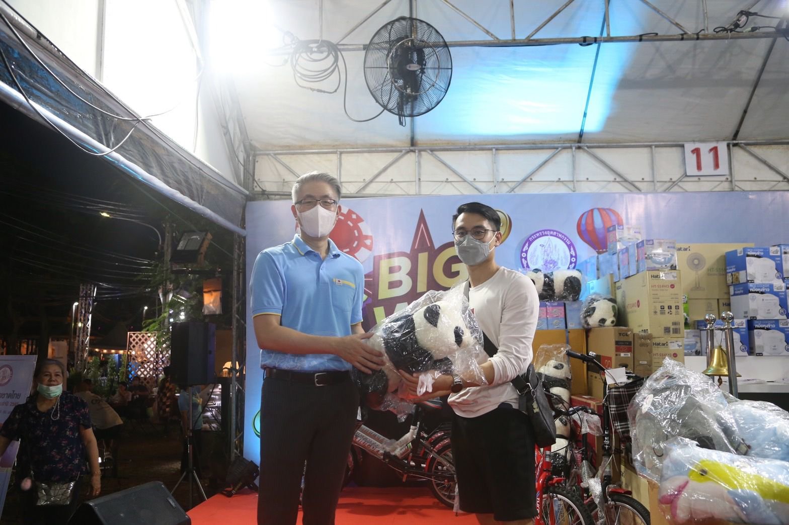 ปลัดฯ ณัฐพล ร่วมงานกาชาดร้านกระทรวงอุตสาหกรรม พร้อมมอบของรางวัลสร้างความสุขให้ประชาชน