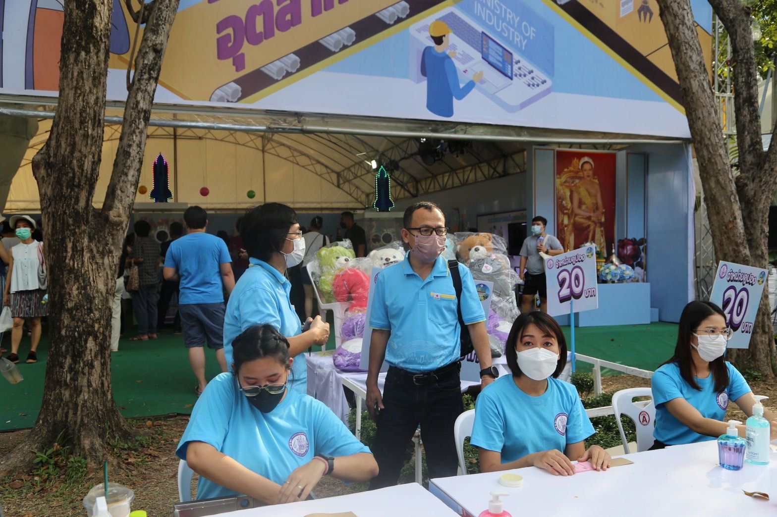 ปลัดฯ ณัฐพล ร่วมงานกาชาดร้านกระทรวงอุตสาหกรรม พร้อมมอบของรางวัลสร้างความสุขให้ประชาชน