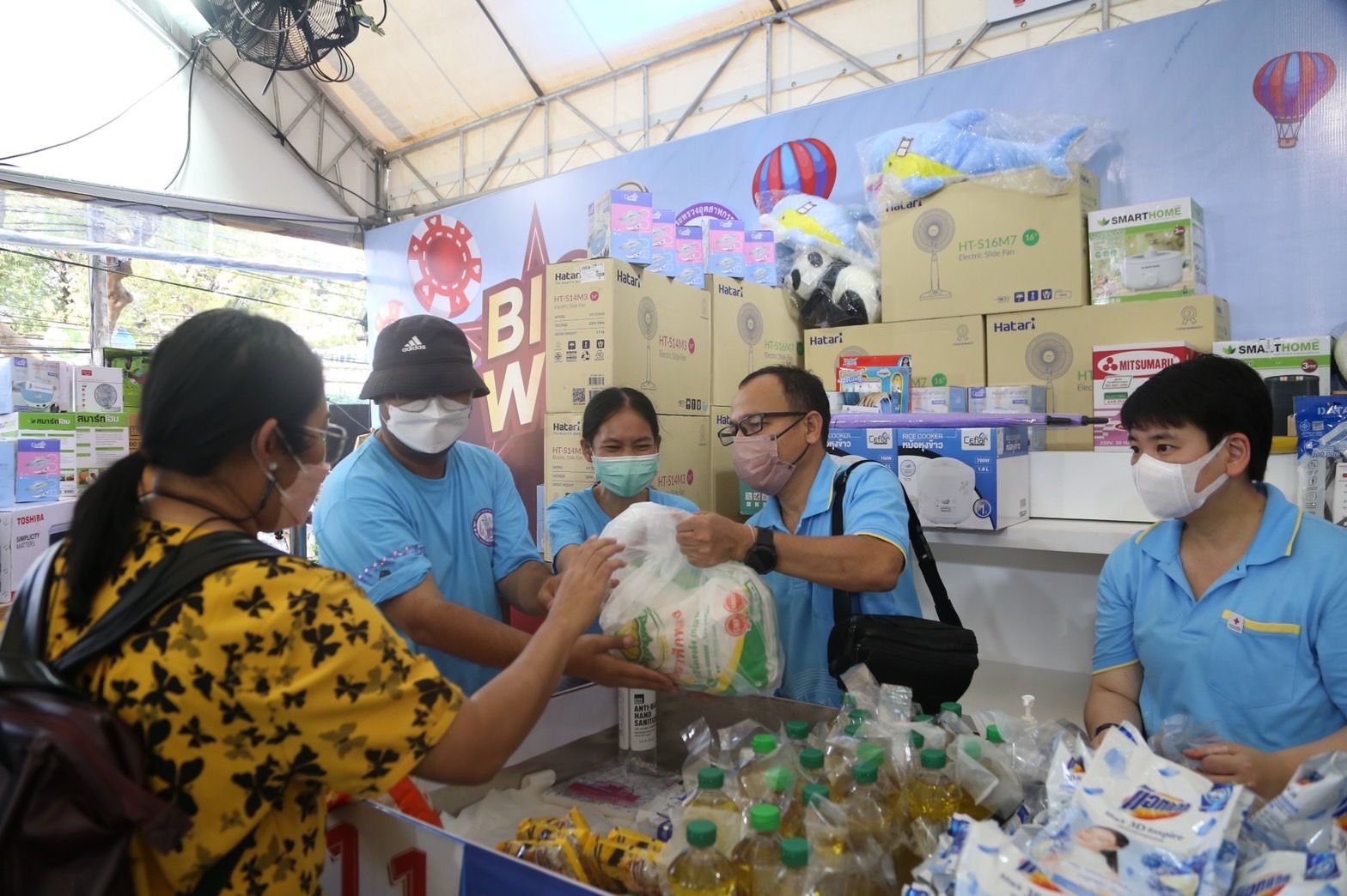 ปลัดฯ ณัฐพล ร่วมงานกาชาดร้านกระทรวงอุตสาหกรรม พร้อมมอบของรางวัลสร้างความสุขให้ประชาชน