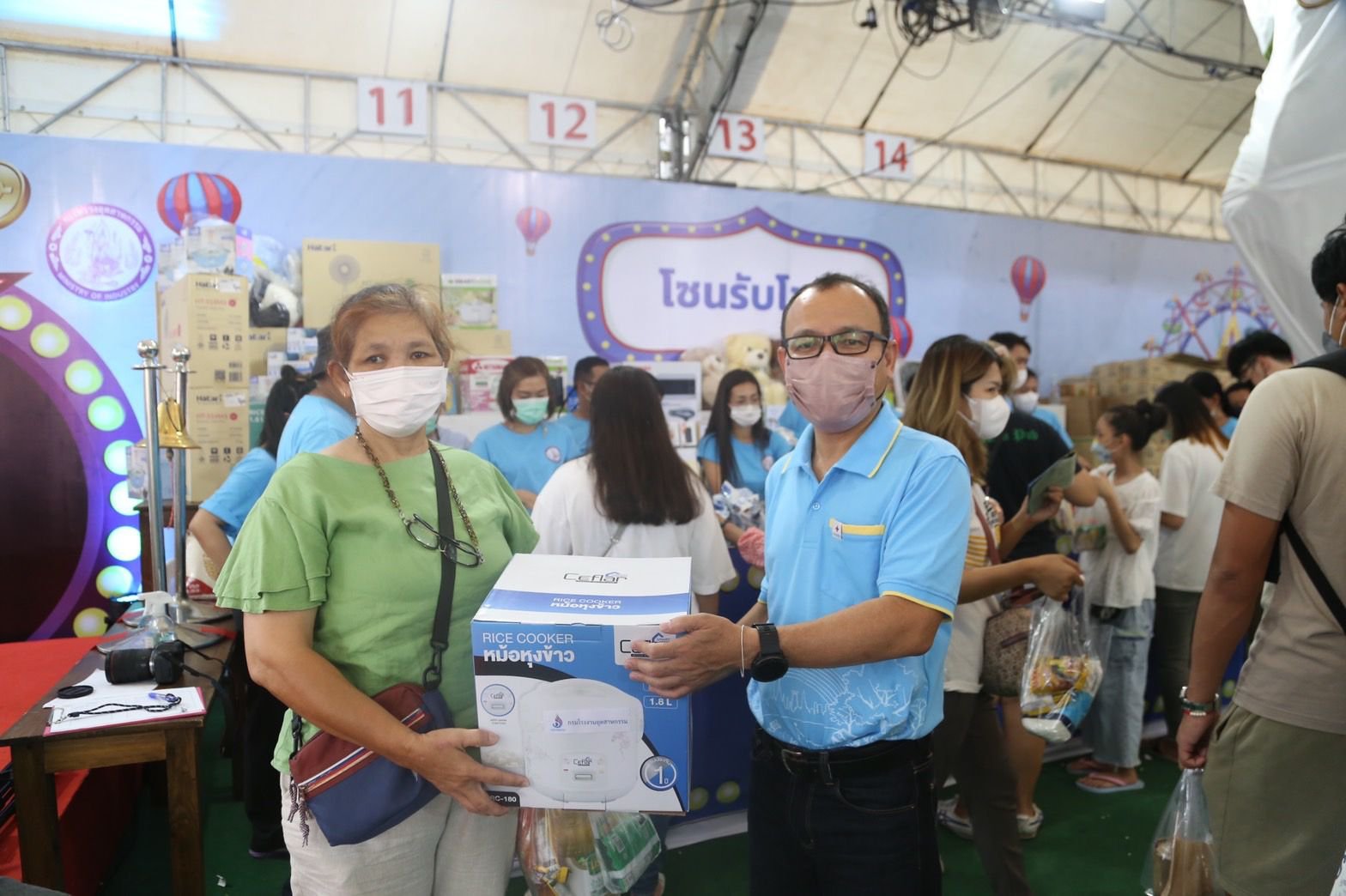 ปลัดฯ ณัฐพล ร่วมงานกาชาดร้านกระทรวงอุตสาหกรรม พร้อมมอบของรางวัลสร้างความสุขให้ประชาชน