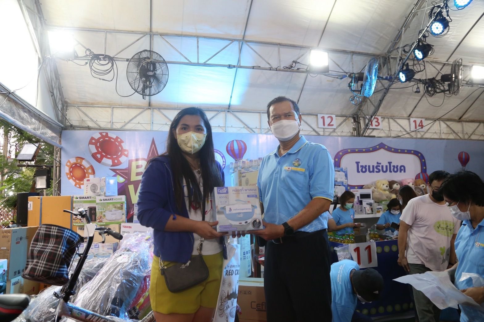 ปลัดฯ ณัฐพล ร่วมงานกาชาดร้านกระทรวงอุตสาหกรรม พร้อมมอบของรางวัลสร้างความสุขให้ประชาชน