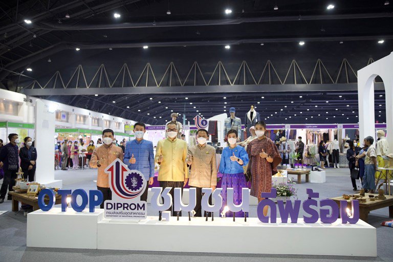 นายกรัฐมนตรี พร้อม ครม. เปิดงาน OTOP City 2022 เยี่ยมชม “ชุมชนดีพร้อม” เป็นจุดแรก ตอบรับธีมงาน “มอบความสุขจากภูมิปัญญา ส่งต่อคุณค่าจากฝีมือคนไทย” ระหว่างวันที่ 17-25 ธันวาคม 2565 ณ อาคารชาเลนเจอร์ 1-3 ศูนย์แสดงสินค้าและการประชุม อิมแพ็ค เมืองทองธานี