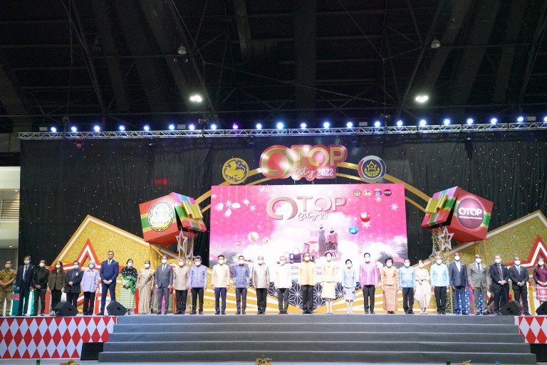 นายกรัฐมนตรี พร้อม ครม. เปิดงาน OTOP City 2022 เยี่ยมชม “ชุมชนดีพร้อม” เป็นจุดแรก ตอบรับธีมงาน “มอบความสุขจากภูมิปัญญา ส่งต่อคุณค่าจากฝีมือคนไทย” ระหว่างวันที่ 17-25 ธันวาคม 2565 ณ อาคารชาเลนเจอร์ 1-3 ศูนย์แสดงสินค้าและการประชุม อิมแพ็ค เมืองทองธานี
