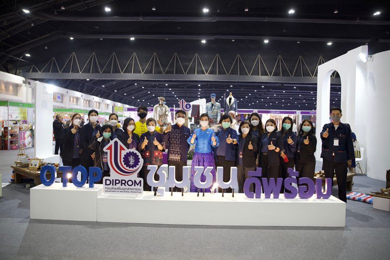 นายกรัฐมนตรี พร้อม ครม. เปิดงาน OTOP City 2022 เยี่ยมชม “ชุมชนดีพร้อม” เป็นจุดแรก ตอบรับธีมงาน “มอบความสุขจากภูมิปัญญา ส่งต่อคุณค่าจากฝีมือคนไทย” ระหว่างวันที่ 17-25 ธันวาคม 2565 ณ อาคารชาเลนเจอร์ 1-3 ศูนย์แสดงสินค้าและการประชุม อิมแพ็ค เมืองทองธานี