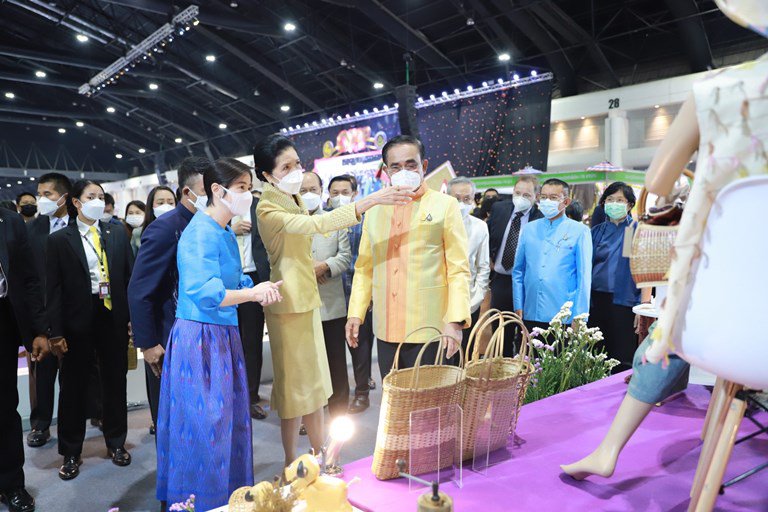 นายกรัฐมนตรี พร้อม ครม. เปิดงาน OTOP City 2022 เยี่ยมชม “ชุมชนดีพร้อม” เป็นจุดแรก ตอบรับธีมงาน “มอบความสุขจากภูมิปัญญา ส่งต่อคุณค่าจากฝีมือคนไทย” ระหว่างวันที่ 17-25 ธันวาคม 2565 ณ อาคารชาเลนเจอร์ 1-3 ศูนย์แสดงสินค้าและการประชุม อิมแพ็ค เมืองทองธานี
