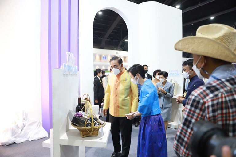นายกรัฐมนตรี พร้อม ครม. เปิดงาน OTOP City 2022 เยี่ยมชม “ชุมชนดีพร้อม” เป็นจุดแรก ตอบรับธีมงาน “มอบความสุขจากภูมิปัญญา ส่งต่อคุณค่าจากฝีมือคนไทย” ระหว่างวันที่ 17-25 ธันวาคม 2565 ณ อาคารชาเลนเจอร์ 1-3 ศูนย์แสดงสินค้าและการประชุม อิมแพ็ค เมืองทองธานี