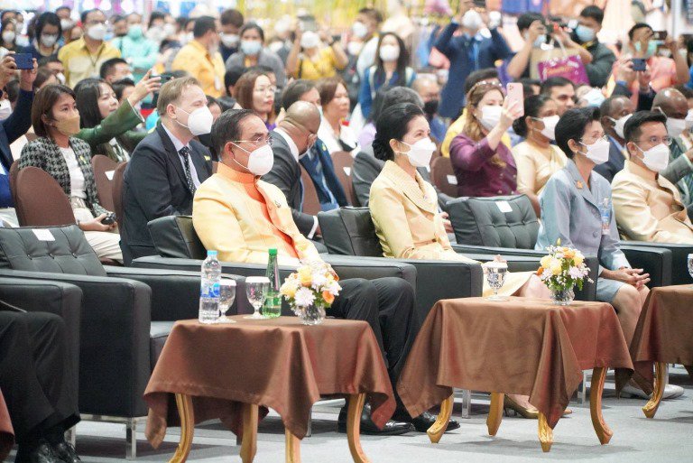 นายกรัฐมนตรี พร้อม ครม. เปิดงาน OTOP City 2022 เยี่ยมชม “ชุมชนดีพร้อม” เป็นจุดแรก ตอบรับธีมงาน “มอบความสุขจากภูมิปัญญา ส่งต่อคุณค่าจากฝีมือคนไทย” ระหว่างวันที่ 17-25 ธันวาคม 2565 ณ อาคารชาเลนเจอร์ 1-3 ศูนย์แสดงสินค้าและการประชุม อิมแพ็ค เมืองทองธานี