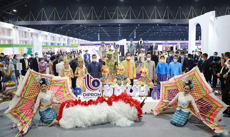 นายกรัฐมนตรี พร้อม ครม. เปิดงาน OTOP City 2022 เยี่ยมชม “ชุมชนดีพร้อม” เป็นจุดแรก ตอบรับธีมงาน “มอบความสุขจากภูมิปัญญา ส่งต่อคุณค่าจากฝีมือคนไทย” ระหว่างวันที่ 17-25 ธันวาคม 2565 ณ อาคารชาเลนเจอร์ 1-3 ศูนย์แสดงสินค้าและการประชุม อิมแพ็ค เมืองทองธานี