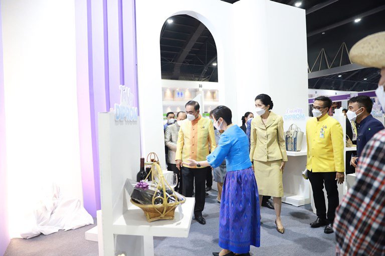 นายกรัฐมนตรี พร้อม ครม. เปิดงาน OTOP City 2022 เยี่ยมชม “ชุมชนดีพร้อม” เป็นจุดแรก ตอบรับธีมงาน “มอบความสุขจากภูมิปัญญา ส่งต่อคุณค่าจากฝีมือคนไทย” ระหว่างวันที่ 17-25 ธันวาคม 2565 ณ อาคารชาเลนเจอร์ 1-3 ศูนย์แสดงสินค้าและการประชุม อิมแพ็ค เมืองทองธานี