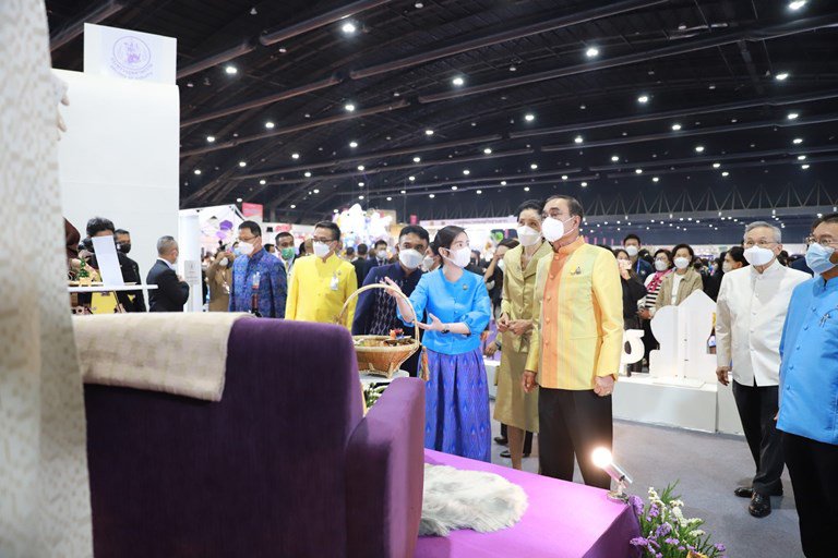 นายกรัฐมนตรี พร้อม ครม. เปิดงาน OTOP City 2022 เยี่ยมชม “ชุมชนดีพร้อม” เป็นจุดแรก ตอบรับธีมงาน “มอบความสุขจากภูมิปัญญา ส่งต่อคุณค่าจากฝีมือคนไทย” ระหว่างวันที่ 17-25 ธันวาคม 2565 ณ อาคารชาเลนเจอร์ 1-3 ศูนย์แสดงสินค้าและการประชุม อิมแพ็ค เมืองทองธานี