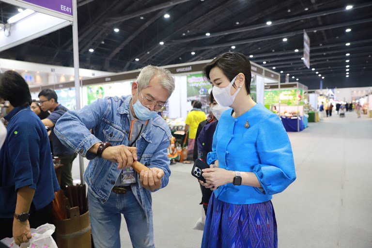 นายกรัฐมนตรี พร้อม ครม. เปิดงาน OTOP City 2022 เยี่ยมชม “ชุมชนดีพร้อม” เป็นจุดแรก ตอบรับธีมงาน “มอบความสุขจากภูมิปัญญา ส่งต่อคุณค่าจากฝีมือคนไทย” ระหว่างวันที่ 17-25 ธันวาคม 2565 ณ อาคารชาเลนเจอร์ 1-3 ศูนย์แสดงสินค้าและการประชุม อิมแพ็ค เมืองทองธานี