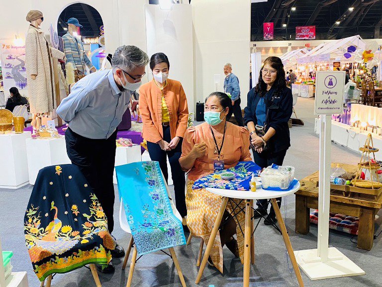 ปลัดฯ ณัฐพล รุดให้กำลังใจผู้ประกอบการในงาน OTOP City 2022 
