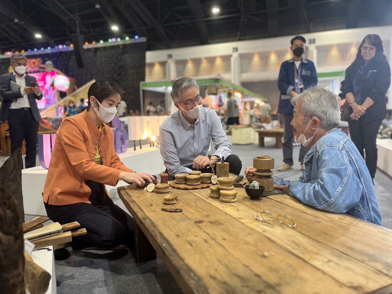 ปลัดฯ ณัฐพล รุดให้กำลังใจผู้ประกอบการในงาน OTOP City 2022 