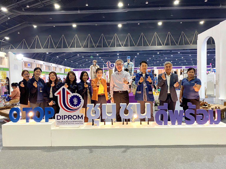ปลัดฯ ณัฐพล รุดให้กำลังใจผู้ประกอบการในงาน OTOP City 2022 