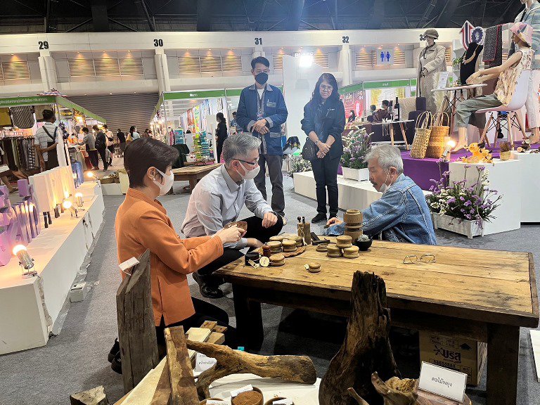 ปลัดฯ ณัฐพล รุดให้กำลังใจผู้ประกอบการในงาน OTOP City 2022 