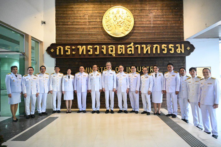 ปลัดฯ ณัฐพล นำคณะผู้บริหาร ก.อุตฯ ลงนามถวายพระพรพระบาทสมเด็จพระเจ้าอยู่หัวและสมเด็จพระนางเจ้าฯ พระบรมราชินี เนื่องในโอกาสวันขึ้นปีใหม่ พุทธศักราช 2566
