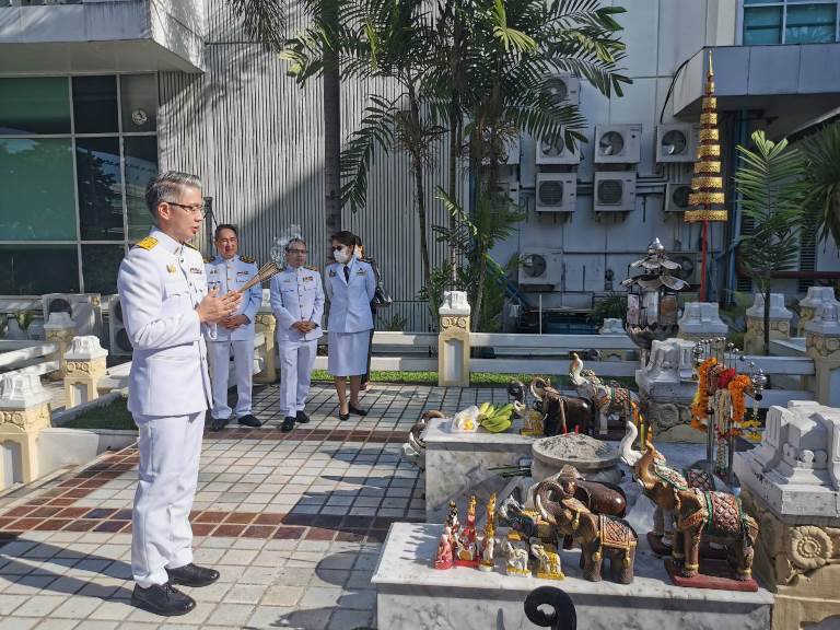 ปลัดฯ ณัฐพล นำคณะผู้บริหาร ก.อุตฯ ลงนามถวายพระพรพระบาทสมเด็จพระเจ้าอยู่หัวและสมเด็จพระนางเจ้าฯ พระบรมราชินี เนื่องในโอกาสวันขึ้นปีใหม่ พุทธศักราช 2566
