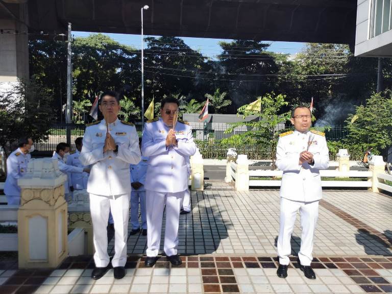ปลัดฯ ณัฐพล นำคณะผู้บริหาร ก.อุตฯ ลงนามถวายพระพรพระบาทสมเด็จพระเจ้าอยู่หัวและสมเด็จพระนางเจ้าฯ พระบรมราชินี เนื่องในโอกาสวันขึ้นปีใหม่ พุทธศักราช 2566