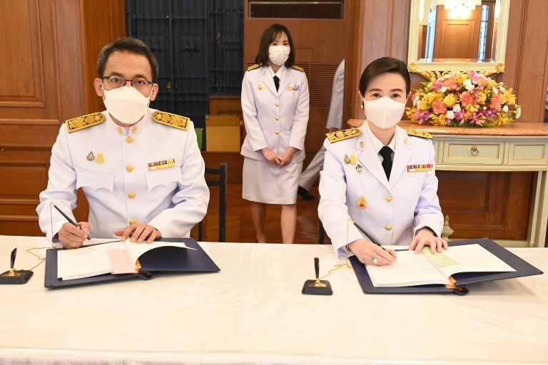 ปลัดฯ ณัฐพล นำคณะผู้บริหาร ก.อุตฯ ลงนามถวายพระพรพระบาทสมเด็จพระเจ้าอยู่หัวและสมเด็จพระนางเจ้าฯ พระบรมราชินี เนื่องในโอกาสวันขึ้นปีใหม่ พุทธศักราช 2566