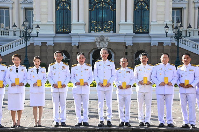 ปลัดฯ ณัฐพล นำคณะผู้บริหาร ก.อุตฯ ลงนามถวายพระพรพระบาทสมเด็จพระเจ้าอยู่หัวและสมเด็จพระนางเจ้าฯ พระบรมราชินี เนื่องในโอกาสวันขึ้นปีใหม่ พุทธศักราช 2566