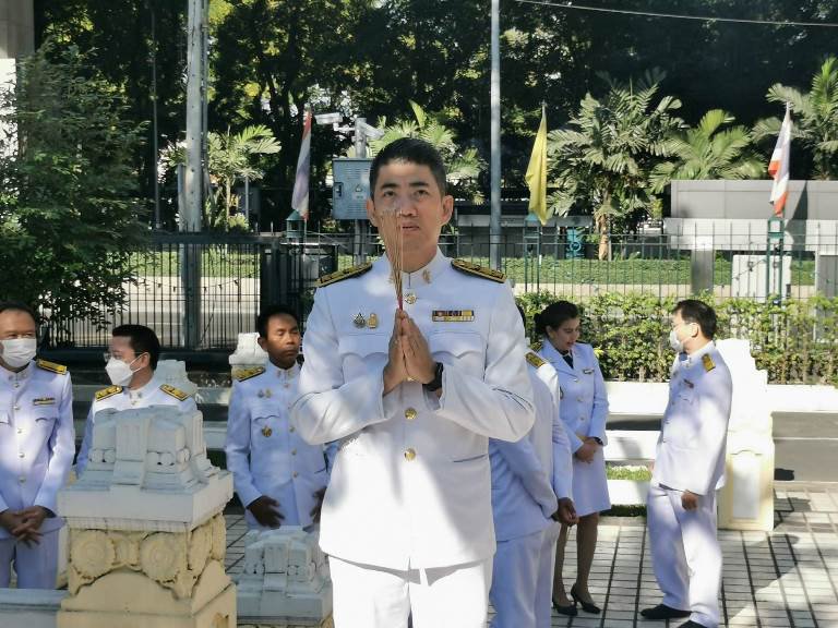 ปลัดฯ ณัฐพล นำคณะผู้บริหาร ก.อุตฯ ลงนามถวายพระพรพระบาทสมเด็จพระเจ้าอยู่หัวและสมเด็จพระนางเจ้าฯ พระบรมราชินี เนื่องในโอกาสวันขึ้นปีใหม่ พุทธศักราช 2566