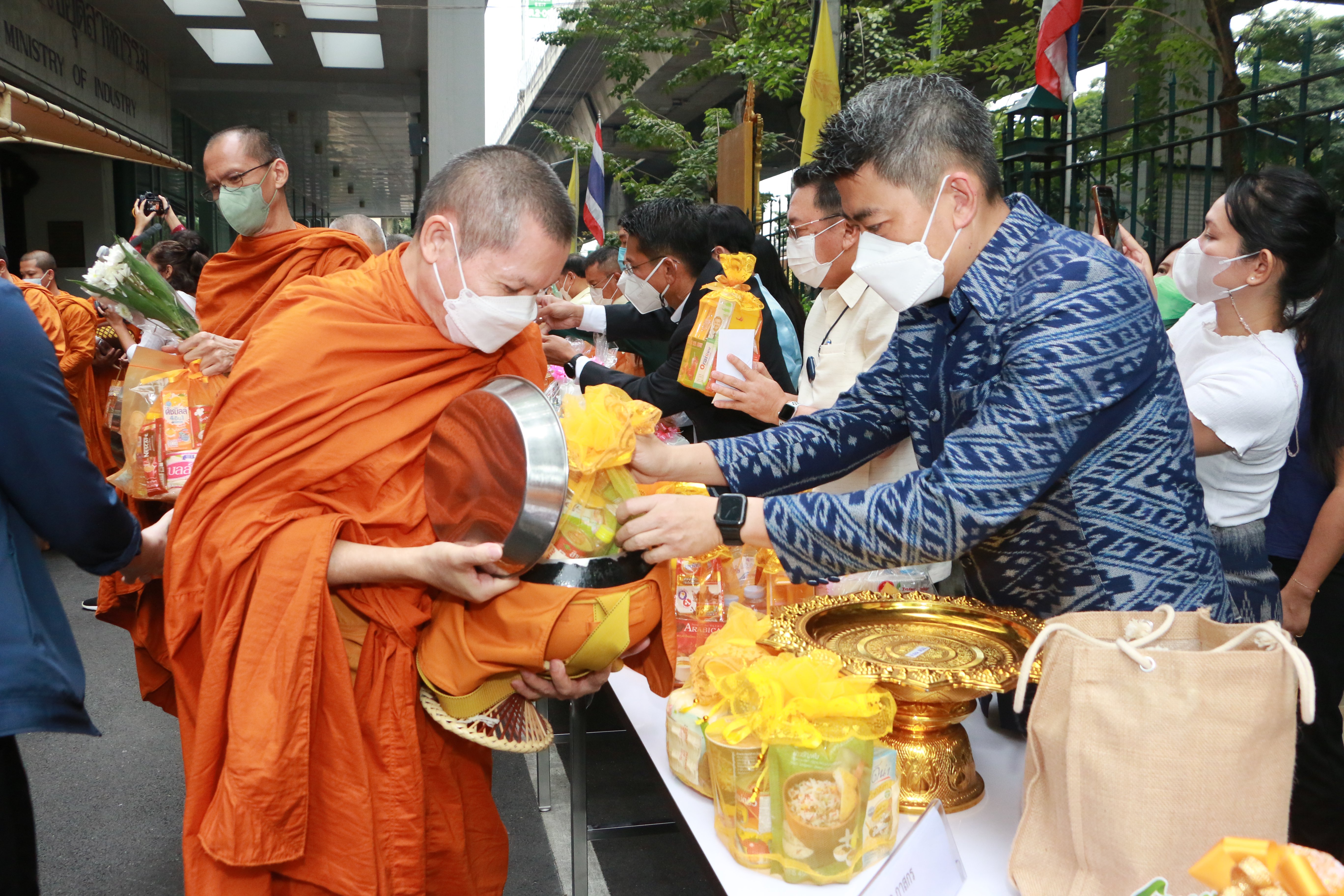 กระทรวงอุตสาหกรรม เปิดศักราชใหม่ปี 2566 จัดพิธีทำบุญตักบาตร เสริมสิริมงคลต้นปีใหม่ 