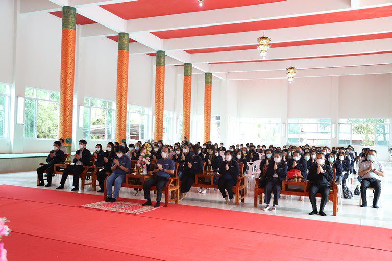 "อธิบดีใบน้อย" นำทีมดีพร้อมเข้าวัด ฟังธรรม ทำบุญสุขใจ ถวายสังฆทาน 