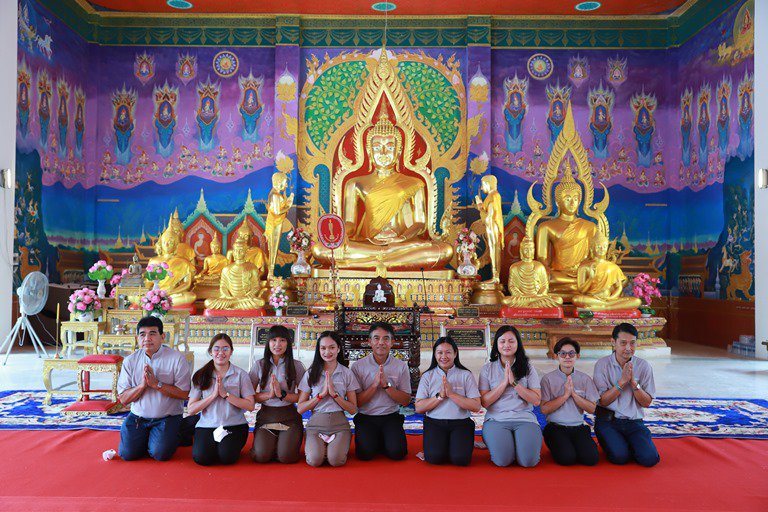 "อธิบดีใบน้อย" นำทีมดีพร้อมเข้าวัด ฟังธรรม ทำบุญสุขใจ ถวายสังฆทาน 