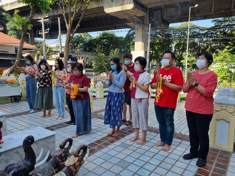 ฤกษ์ดี!! รสอ.สุชาดาฯ ก้าวเท้าเข้าห้องทำงาน พร้อมสักการะองค์พระนารายณ์พระภูมิ และสิ่งศักดิ์สิทธิ์ประจำกระทรวงอุตสาหกรรม และกรมส่งเสริมอุตสาหกรรม