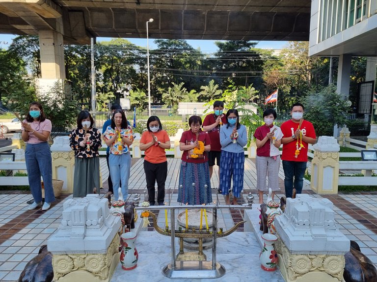 ฤกษ์ดี!! รสอ.สุชาดาฯ ก้าวเท้าเข้าห้องทำงาน พร้อมสักการะองค์พระนารายณ์พระภูมิ และสิ่งศักดิ์สิทธิ์ประจำกระทรวงอุตสาหกรรม และกรมส่งเสริมอุตสาหกรรม