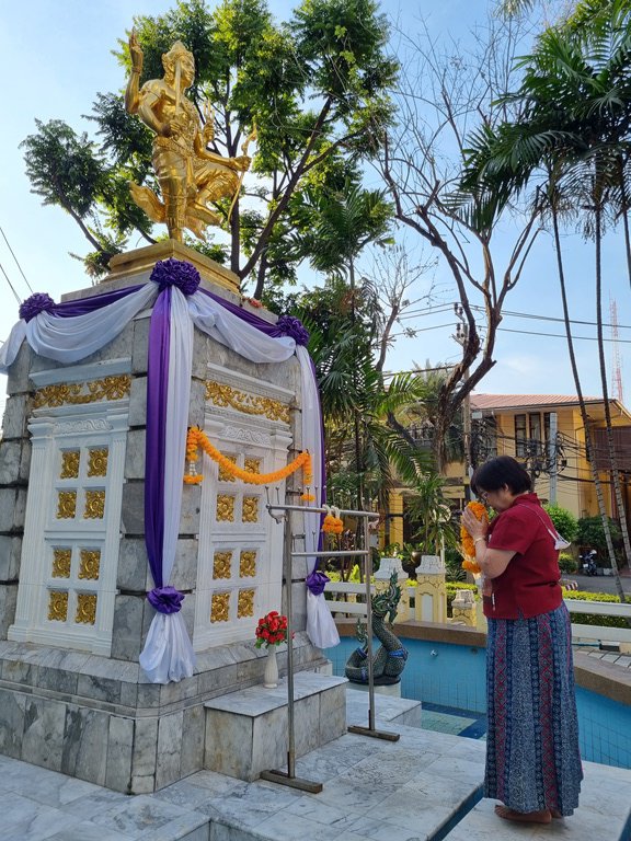 ฤกษ์ดี!! รสอ.สุชาดาฯ ก้าวเท้าเข้าห้องทำงาน พร้อมสักการะองค์พระนารายณ์พระภูมิ และสิ่งศักดิ์สิทธิ์ประจำกระทรวงอุตสาหกรรม และกรมส่งเสริมอุตสาหกรรม